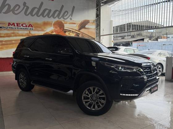 TOYOTA HILUX SW4 2.8 D-4D TURBO DIESEL SRX 7L 4X4 AUTOMÁTICO
